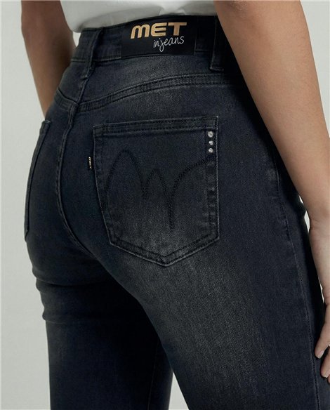 MET Jeans acampanado color negro detalle joyas