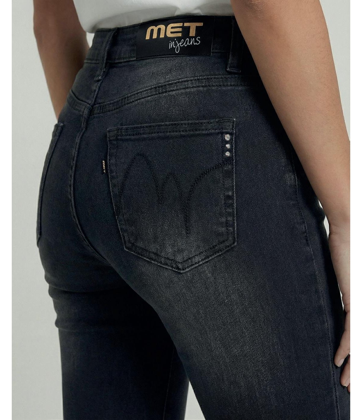 MET Jeans acampanado color negro detalle joyas