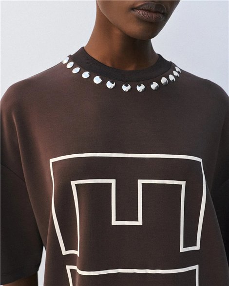 Acces Camiseta oversize con tachuelas