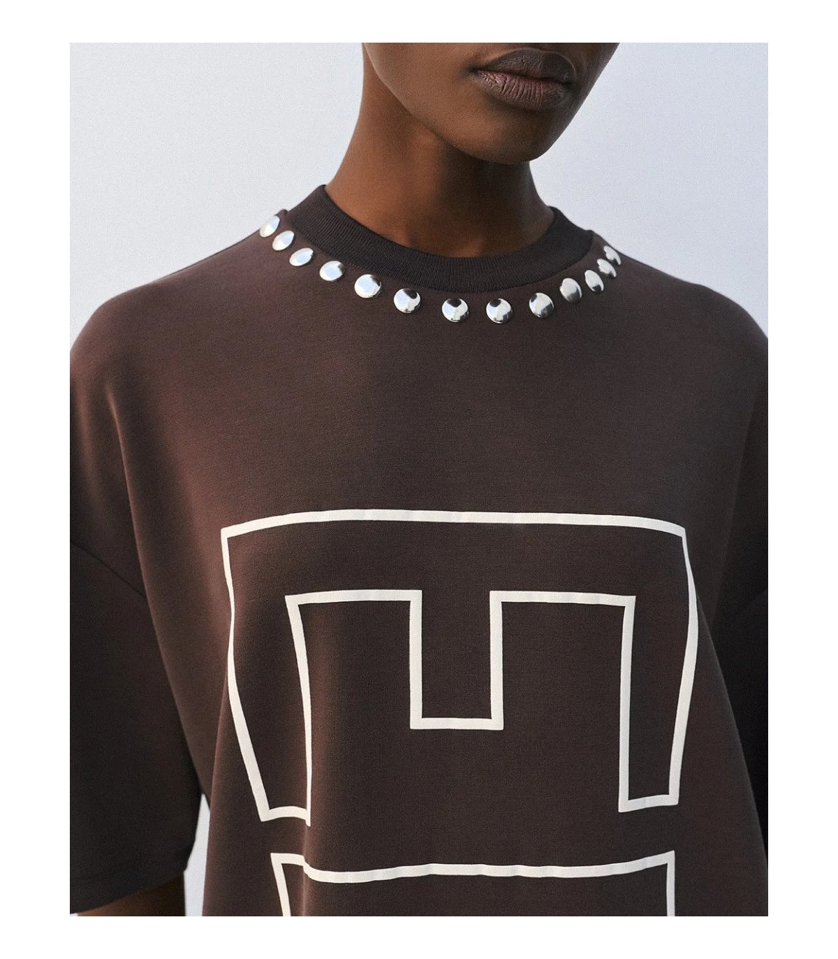 Acces Camiseta oversize con tachuelas