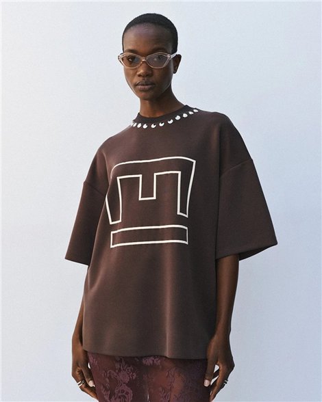 Acces Camiseta oversize con tachuelas