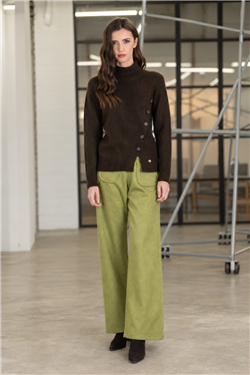 Scusi Pantalón amplio color verde con bolsillo parche frontal