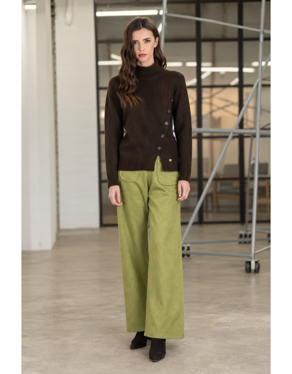 Scusi Pantalón amplio color verde con bolsillo parche frontal