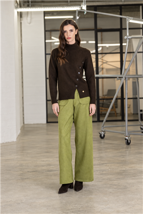 Scusi Pantalón amplio color verde con bolsillo parche frontal