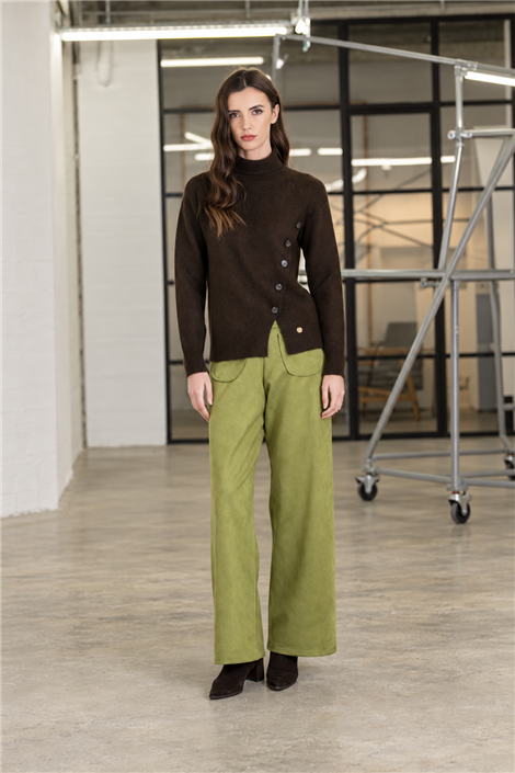 Scusi Pantalón amplio color verde con bolsillo parche frontal