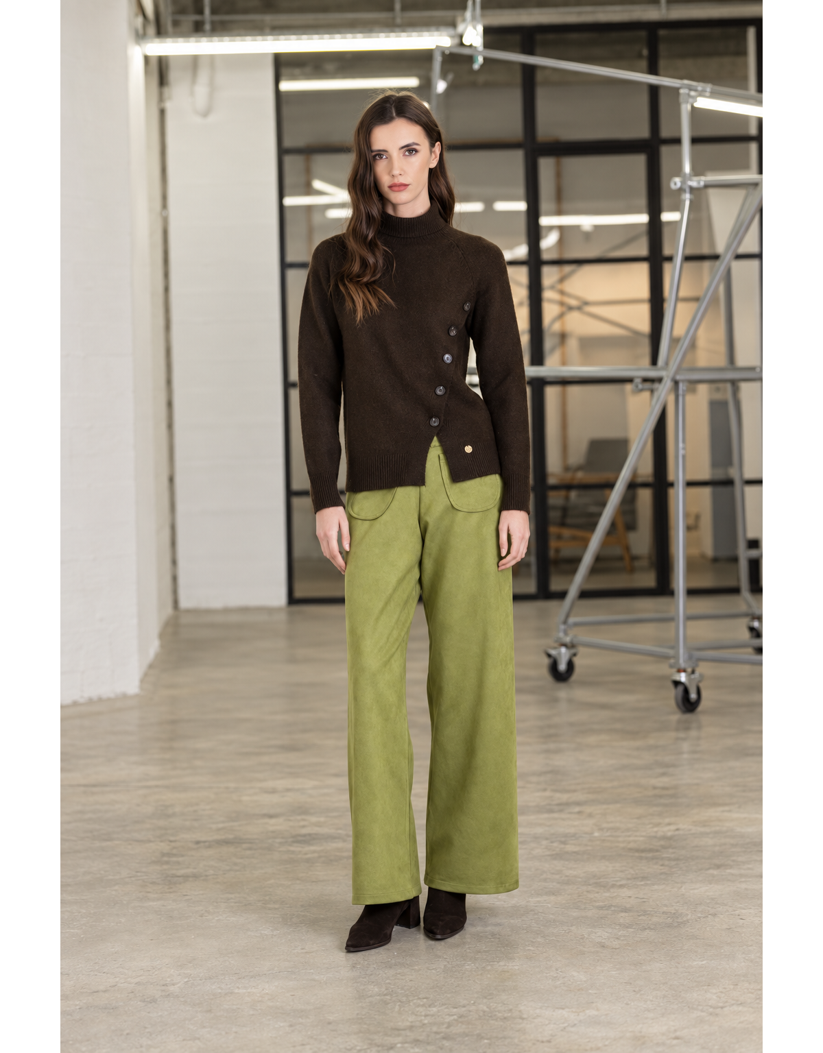 Scusi Pantalón amplio color verde con bolsillo parche frontal