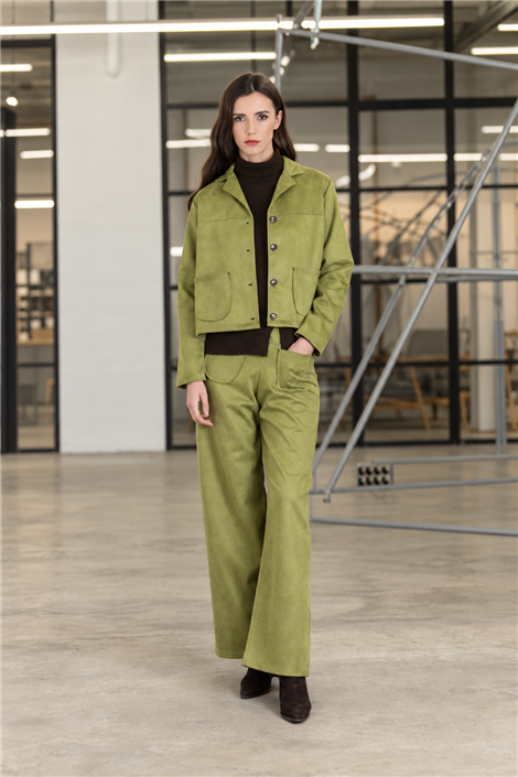 Scusi Pantalón amplio color verde con bolsillo parche frontal