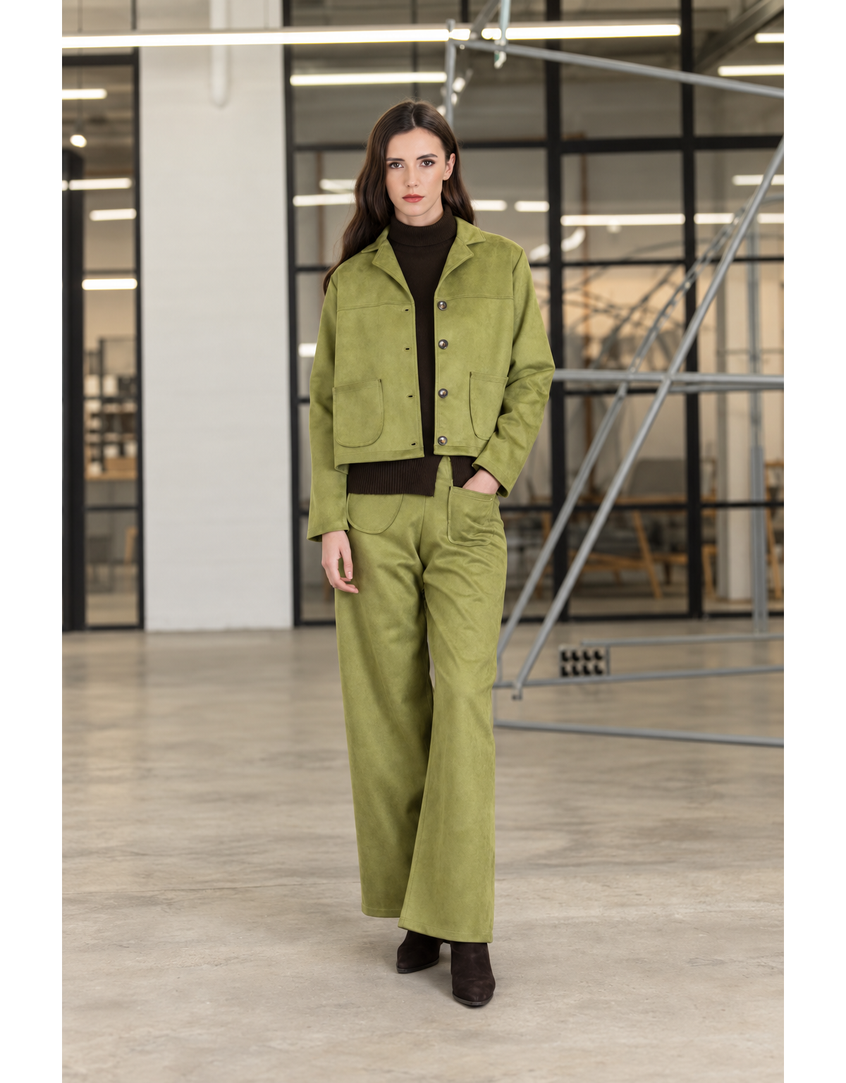Scusi Pantalón amplio color verde con bolsillo parche frontal