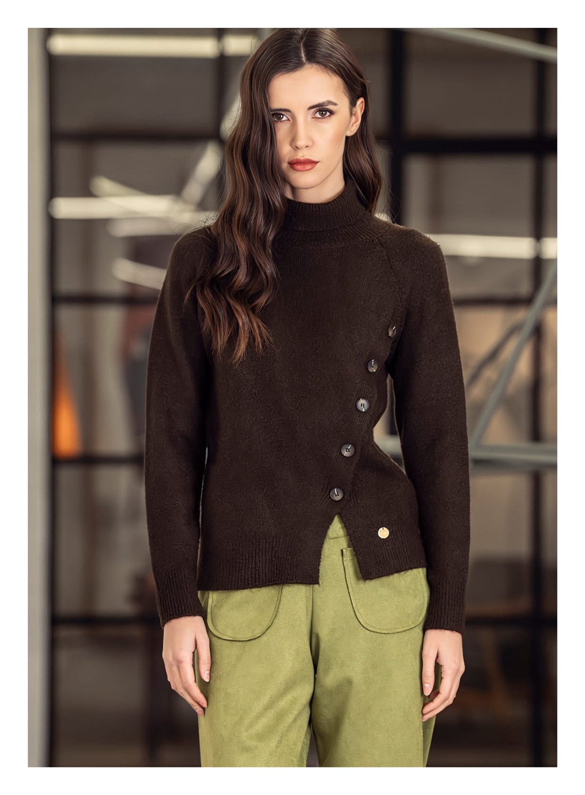 Scusi Jersey con botones decorativos color chocolate