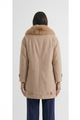SCL Abrigo color beige con pelo en cuello