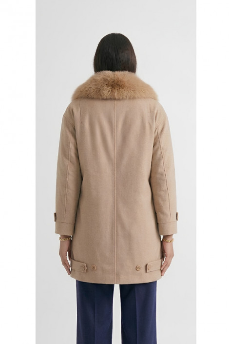 SCL Abrigo color beige con pelo en cuello