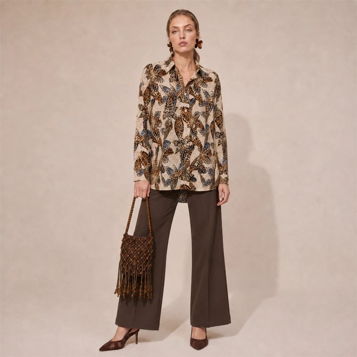 Parole Sobre camisa cacao estampado flor .