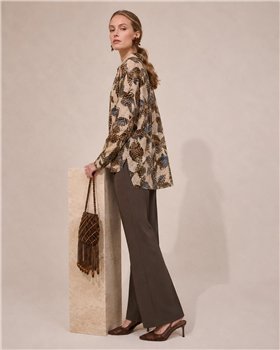 Parole Sobre camisa cacao estampado flor .