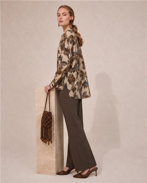 Parole Sobre camisa cacao estampado flor .