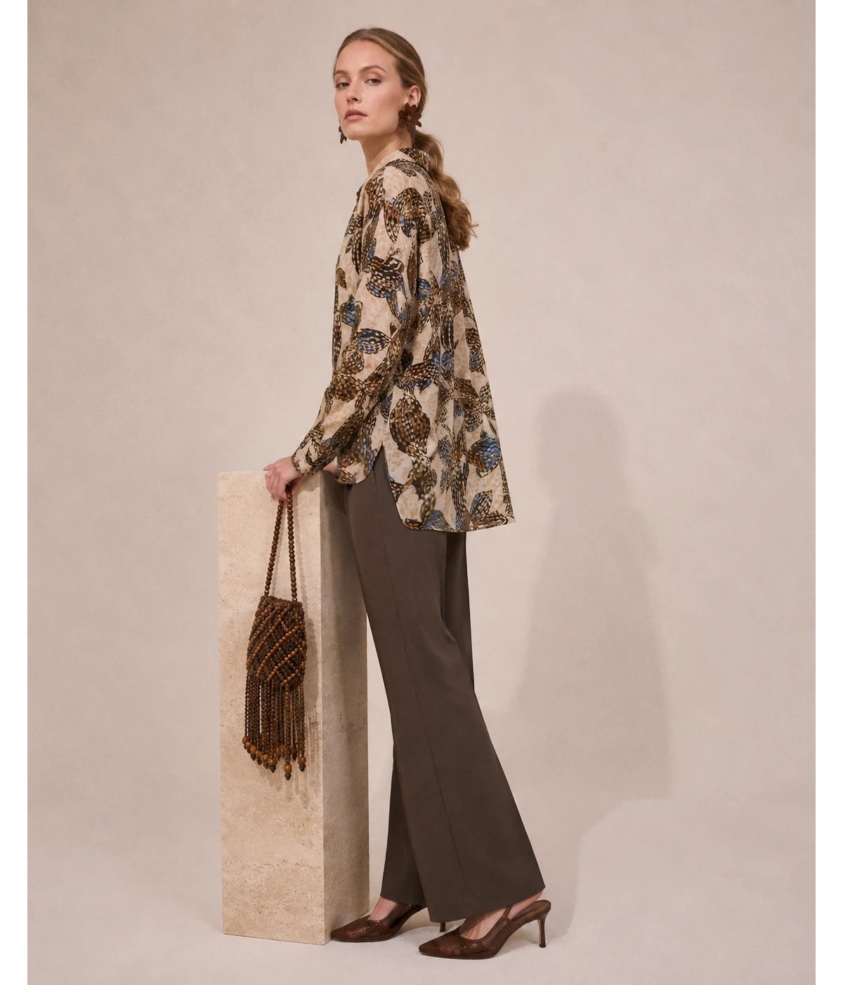 Parole Sobre camisa cacao estampado flor .