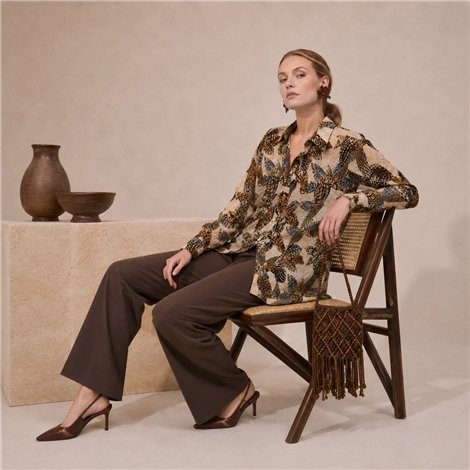 Parole Sobre camisa cacao estampado flor .