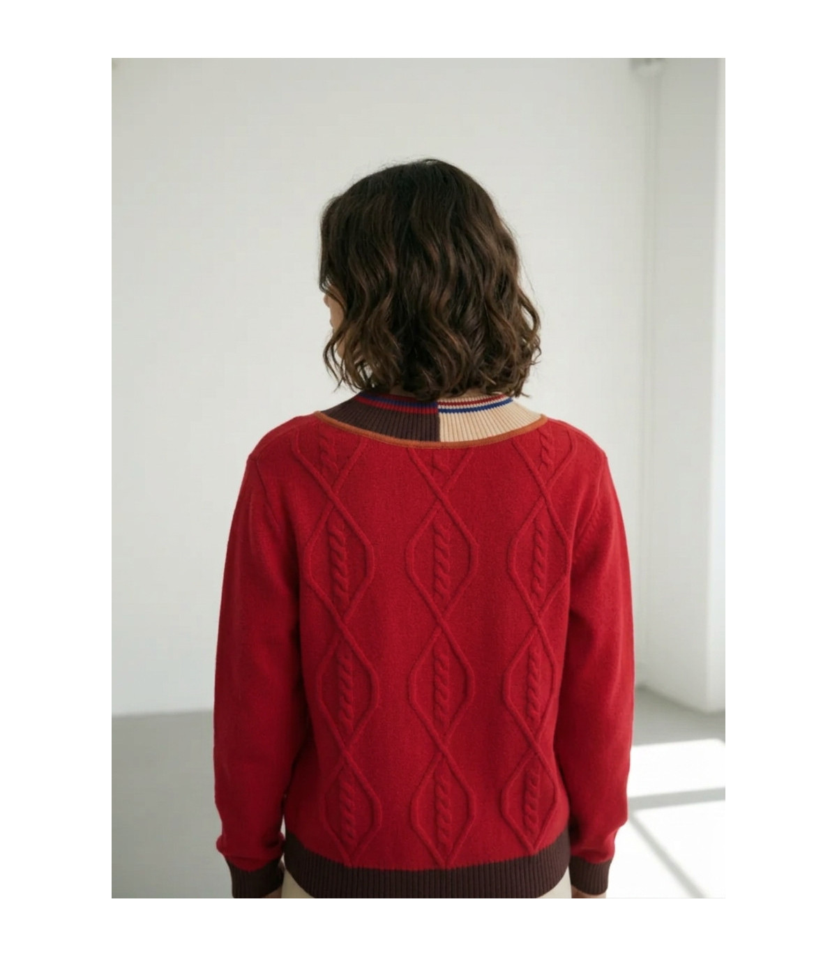 WNT Jersey rojo trenzas y cuello multicolor