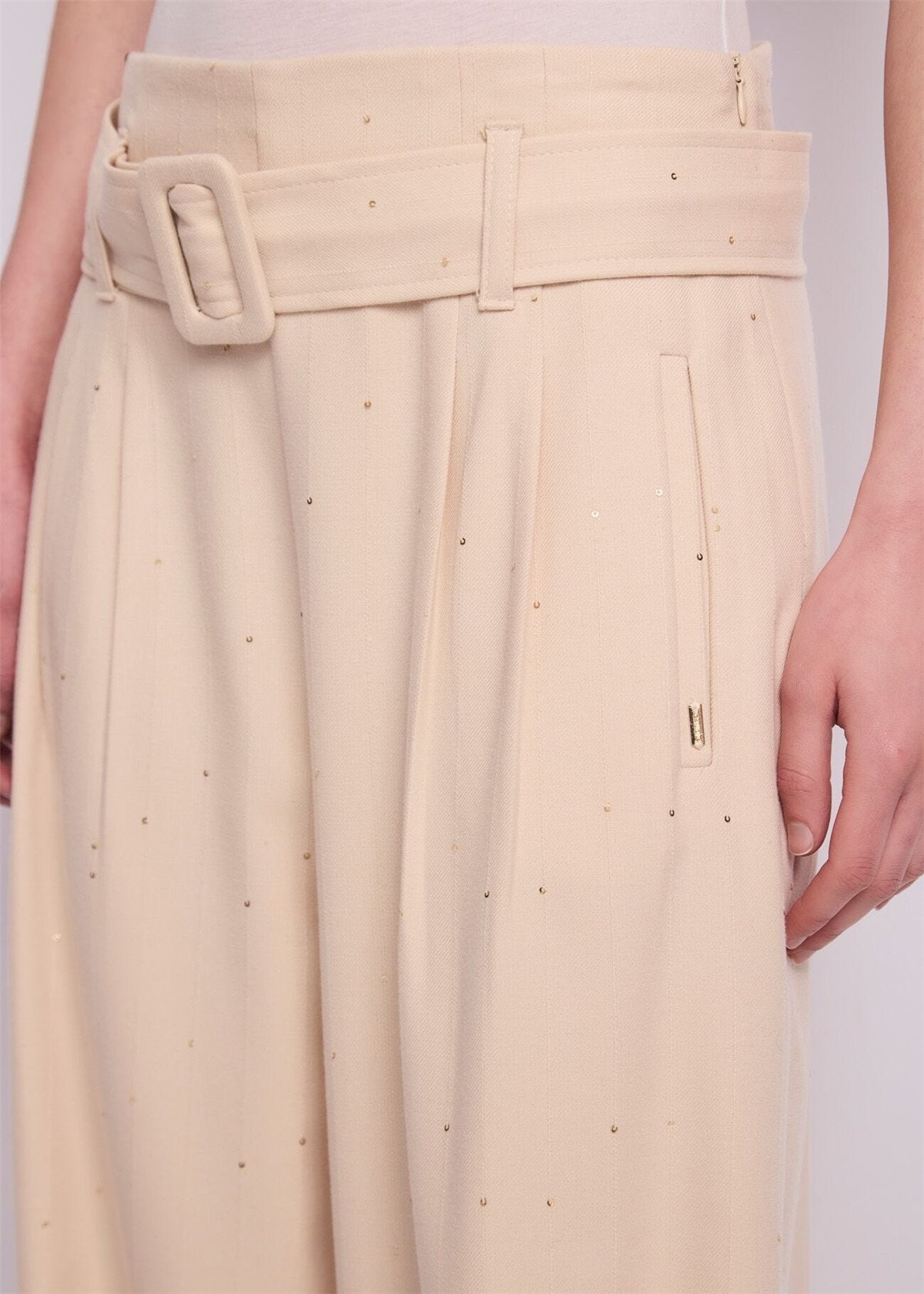 GAUDI Pantalón beige con pinzas y cinturón