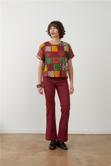 Orfeo Pantalón Vickie color burdeos efecto antelina