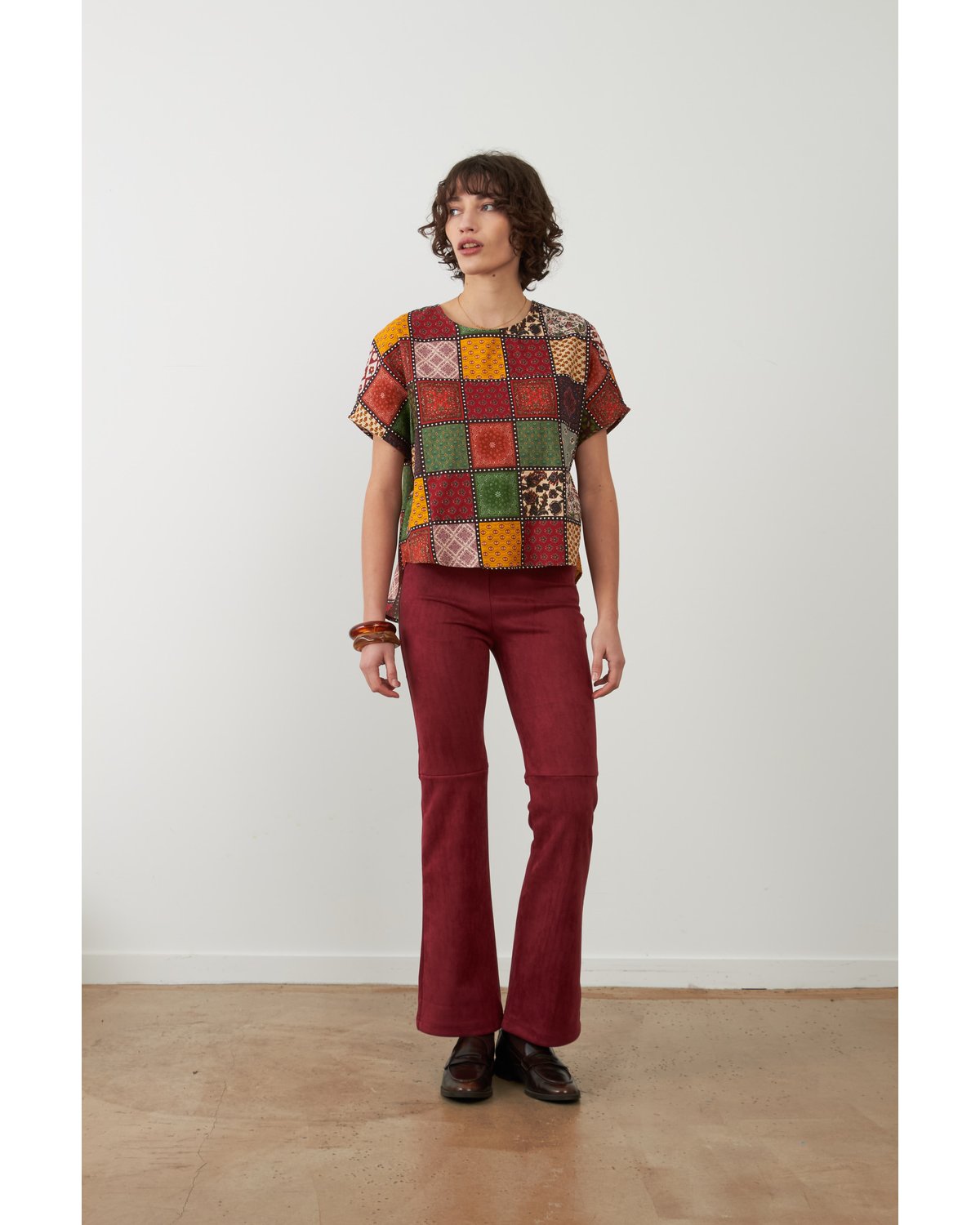Orfeo Pantalón Vickie color burdeos efecto antelina