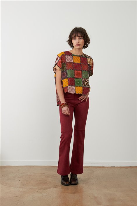 Orfeo Pantalón Vickie color burdeos efecto antelina