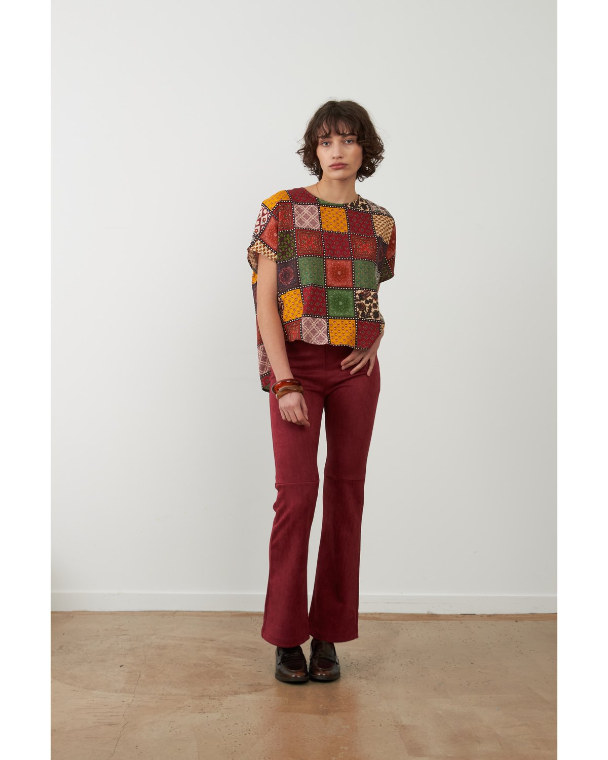 Orfeo Pantalón Vickie color burdeos efecto antelina