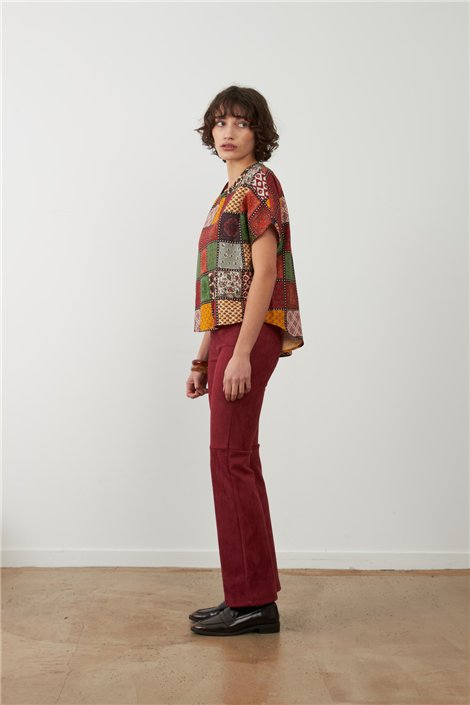Orfeo Pantalón Vickie color burdeos efecto antelina