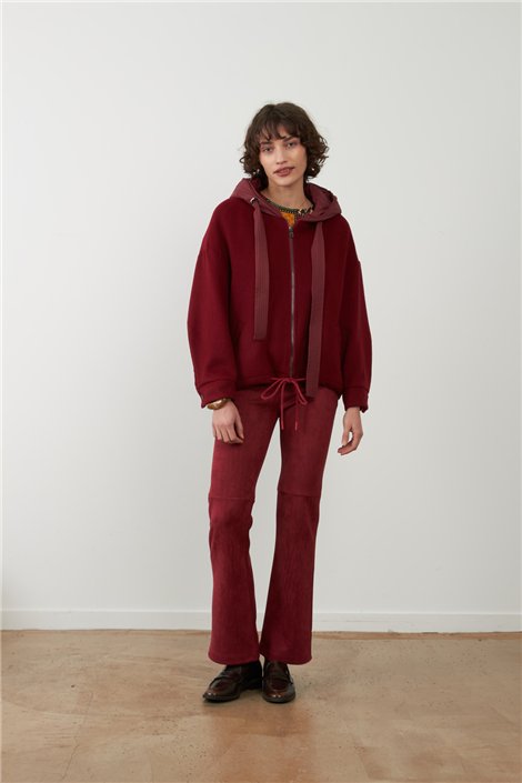 Orfeo Pantalón Vickie color burdeos efecto antelina