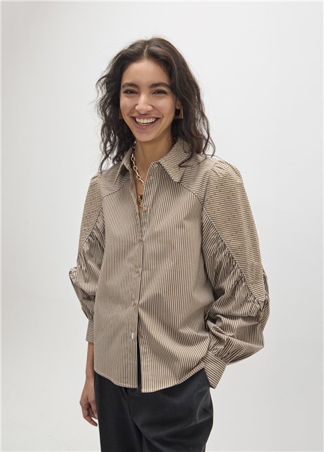 MAITE Camisa de hombro fruncido con strass