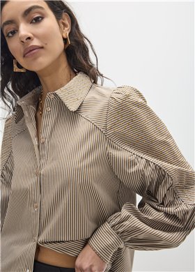 MAITE Camisa de hombro fruncido con strass