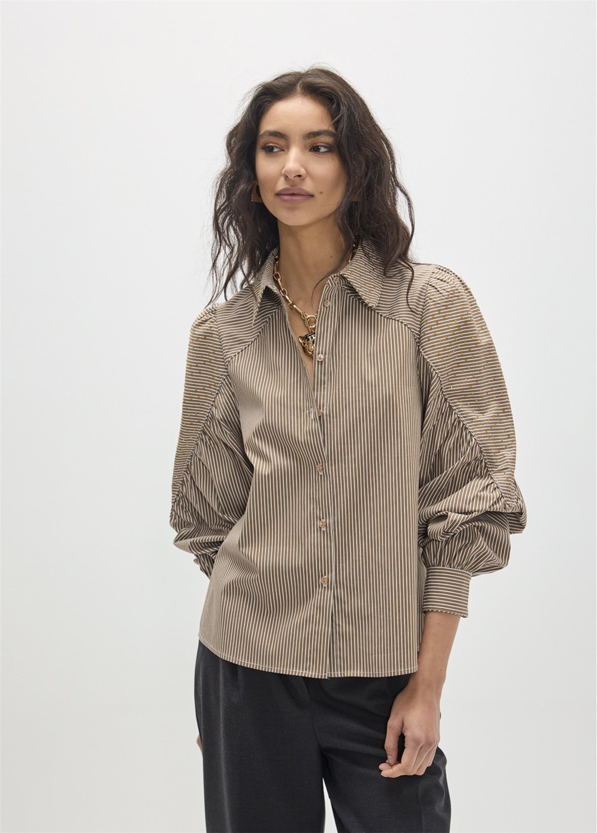 MAITE Camisa de hombro fruncido con strass