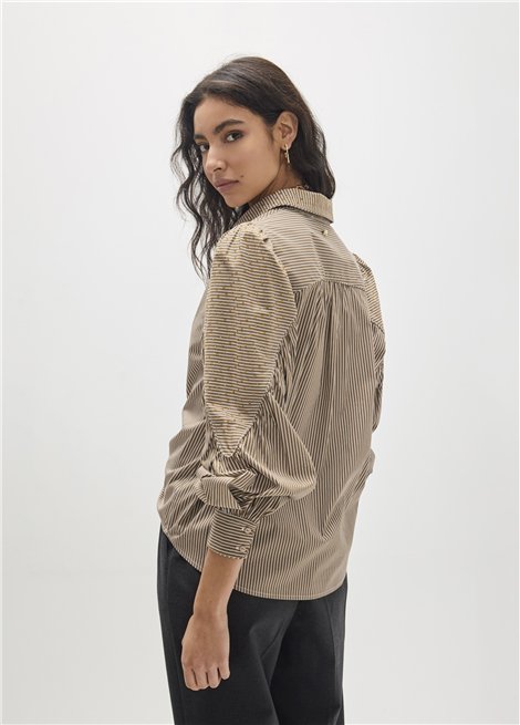 MAITE Camisa de hombro fruncido con strass