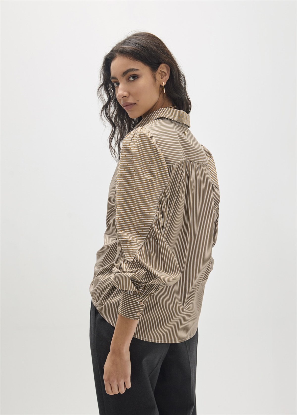 MAITE Camisa de hombro fruncido con strass