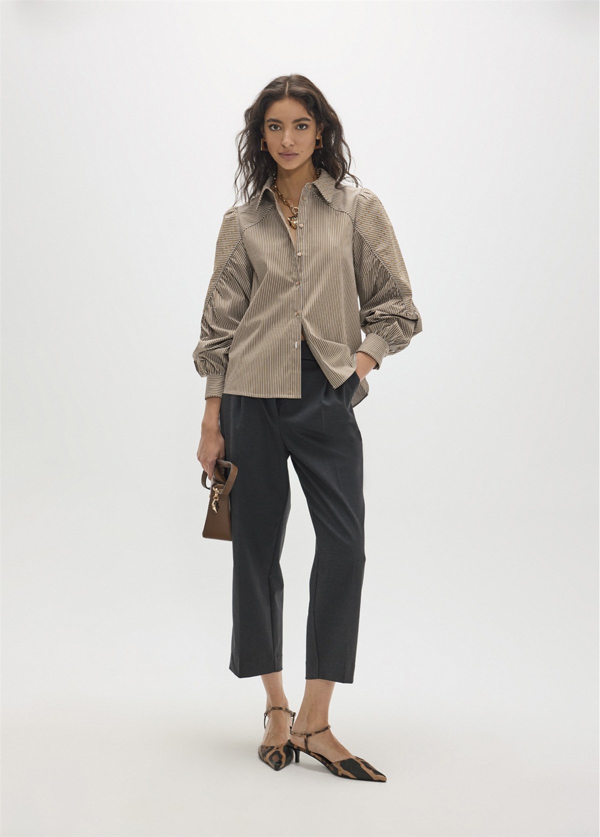 MAITE Camisa de hombro fruncido con strass