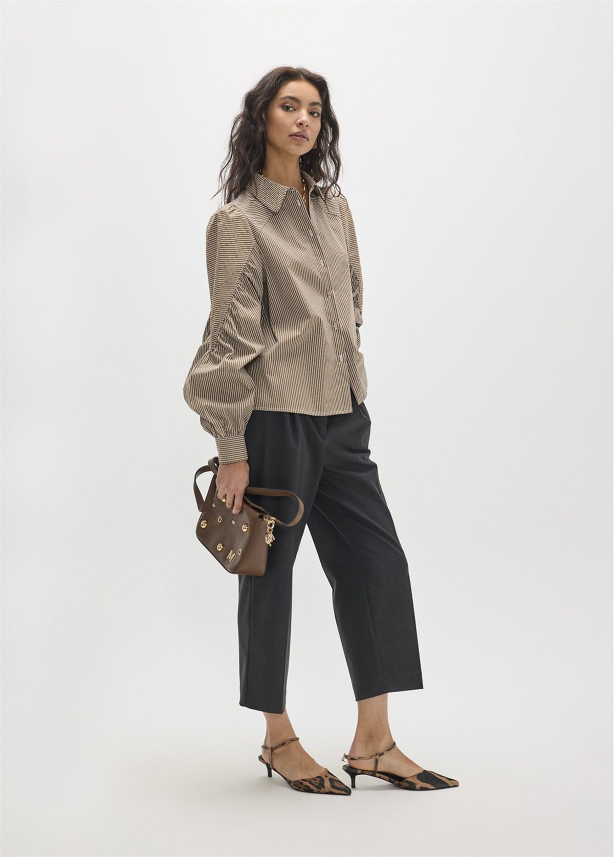 MAITE Camisa de hombro fruncido con strass