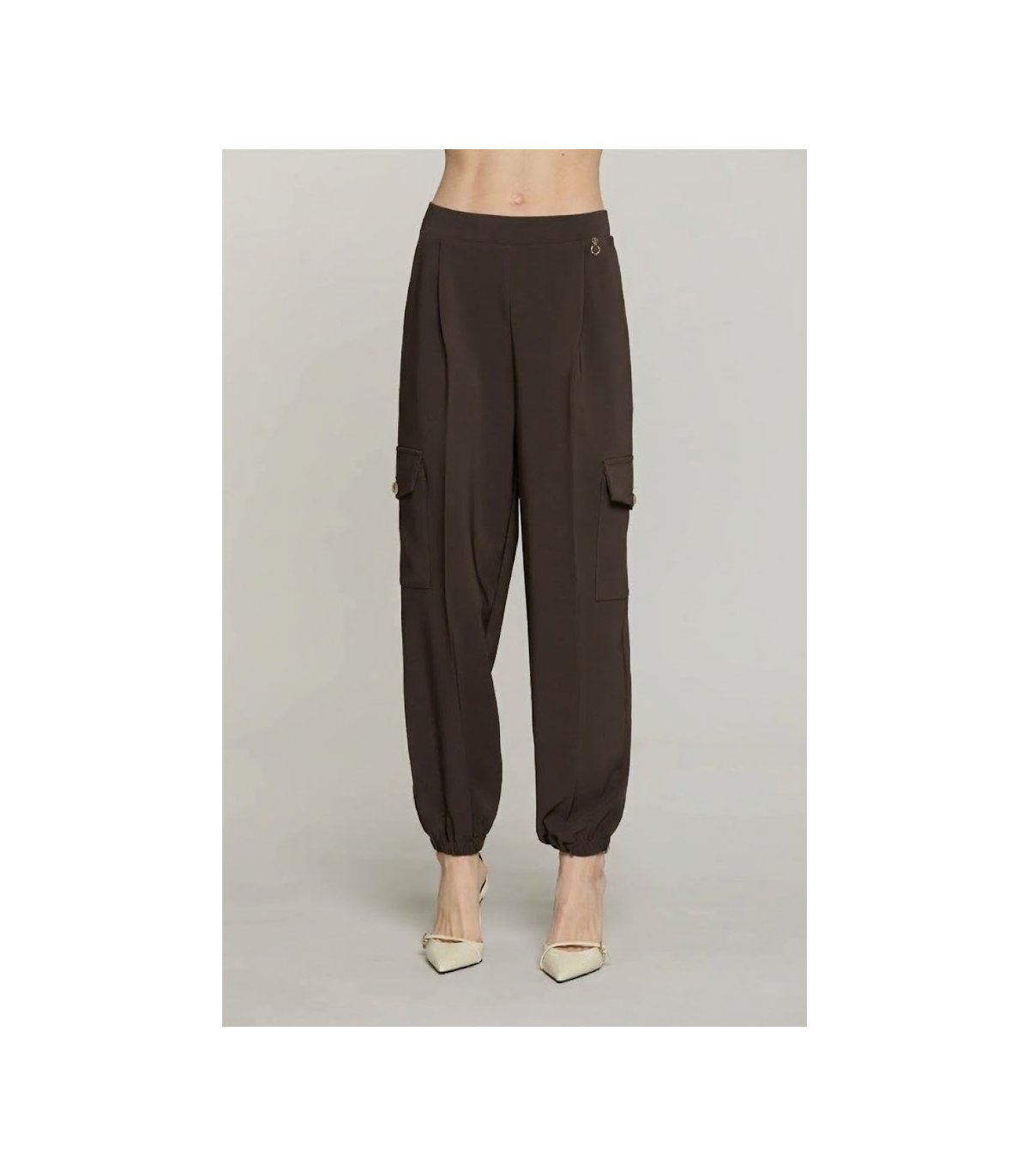Relish Pantalón cargo color marrón con bajo elástico
