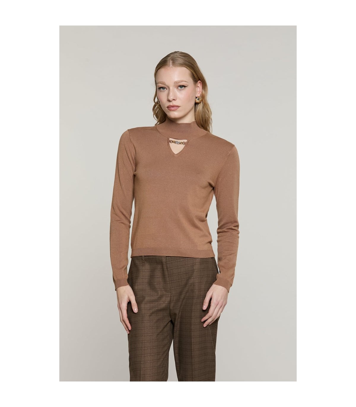 Relish Jersey ligero camel con abertura en escote
