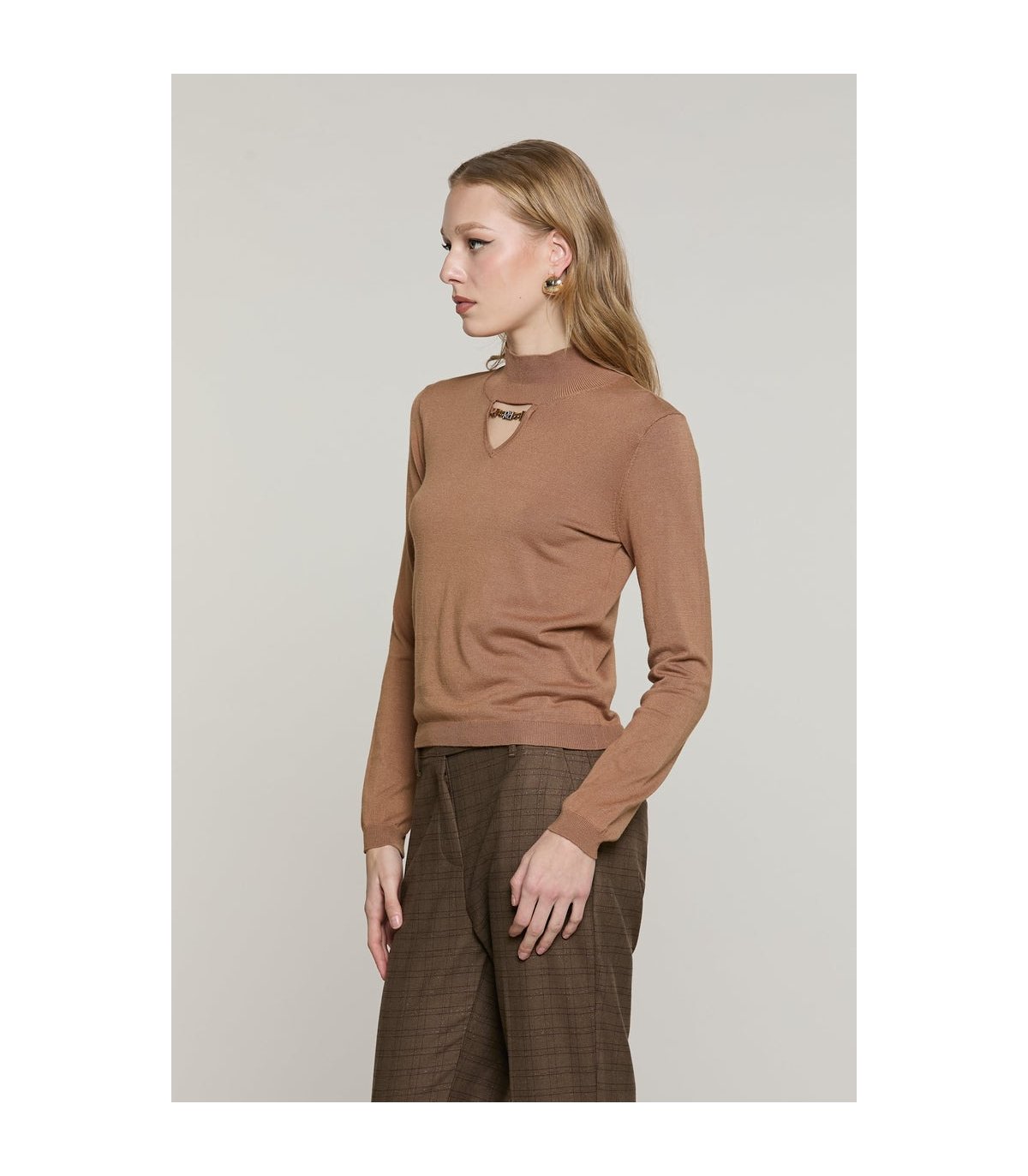 Relish Jersey ligero camel con abertura en escote