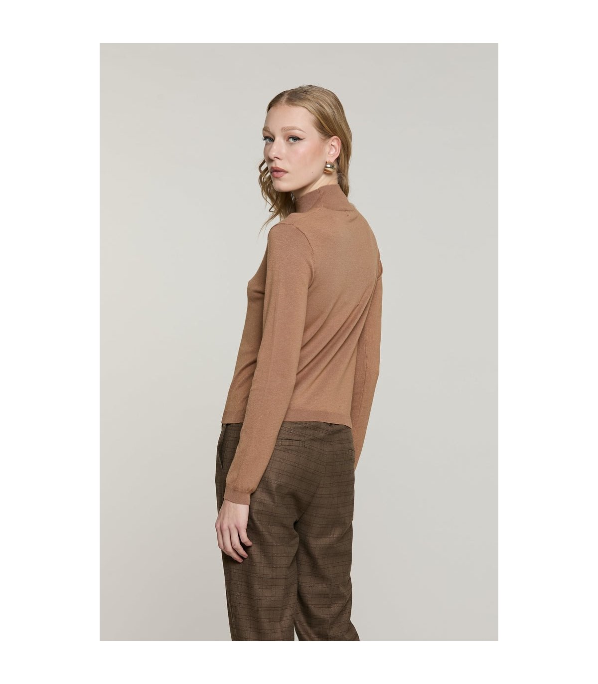 Relish Jersey ligero camel con abertura en escote