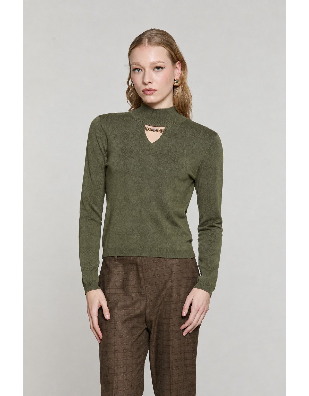 Relish Jersey ligero verde militar con abertura en escote