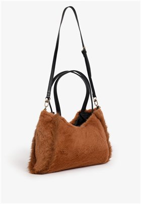 V73 Bolso mediano de pelo color camel