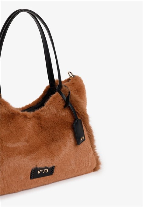 V73 Bolso mediano de pelo color camel