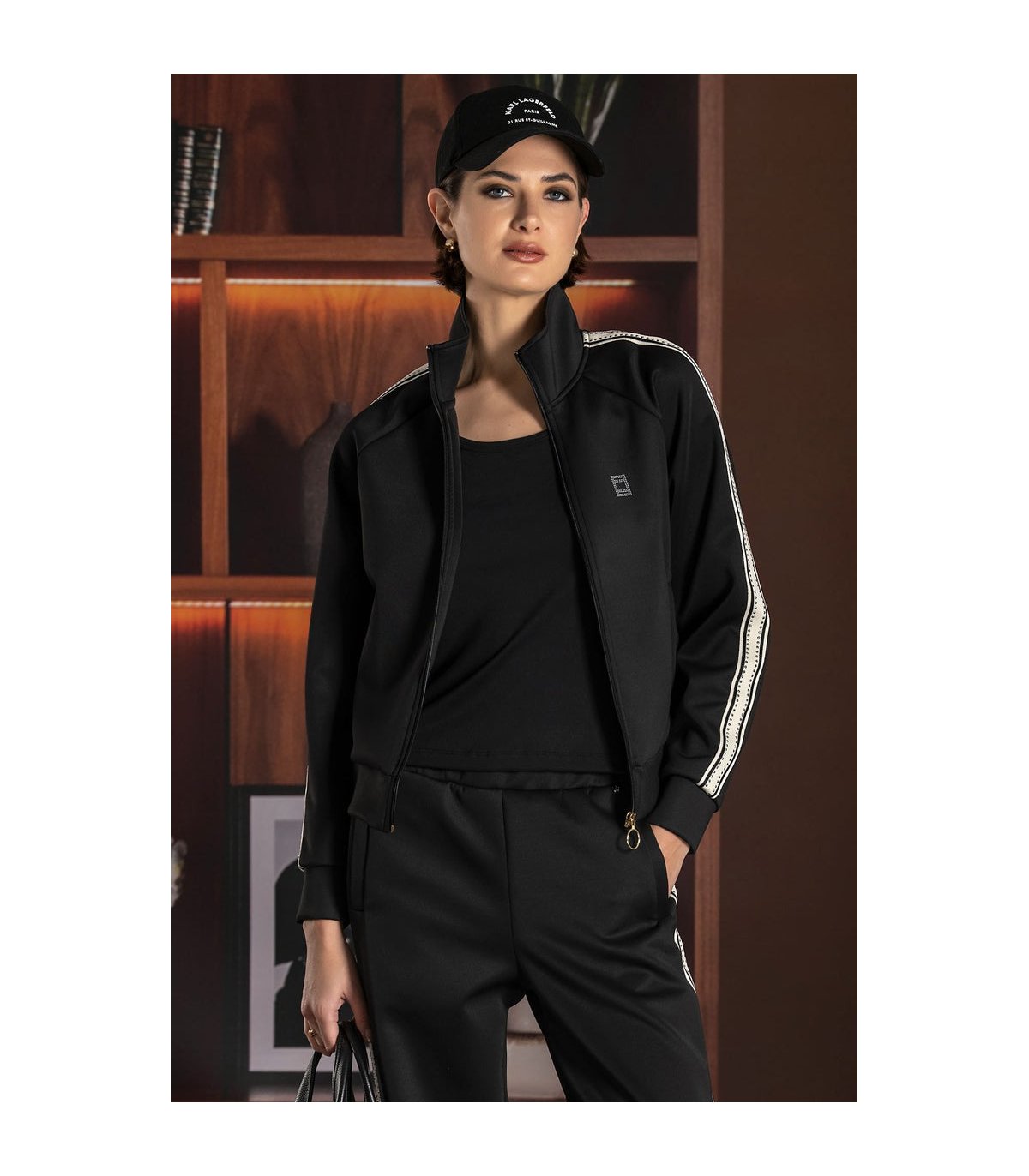 FOURSOUL Chaqueta negra con banda decorativa tachas