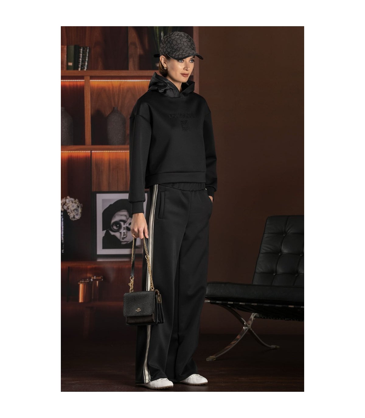 FOURSOUL Pantalón negro con banda decorativa tachas