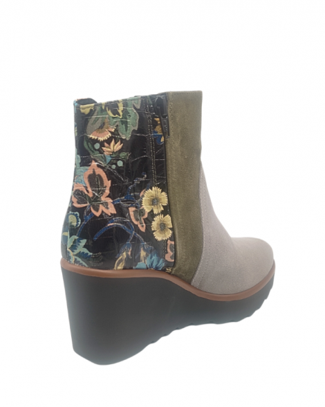 Vosso Moda Botín cuña en serraje y piel flor