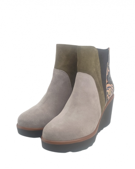 Vosso Moda Botín cuña en serraje y piel flor