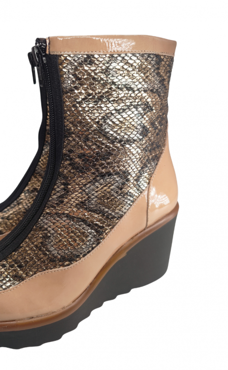 Vosso Moda Botín cuña piel camel escamas metalizadas