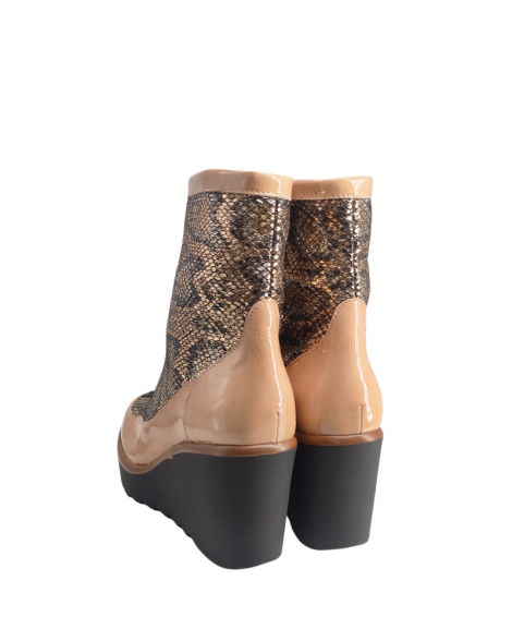 Vosso Moda Botín cuña piel camel escamas metalizadas