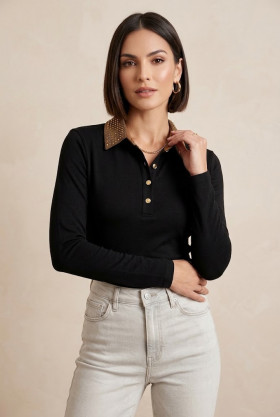 Zoe Blusa cuello polo con pedrería