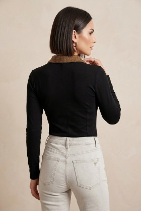 Zoe Blusa cuello polo con pedrería